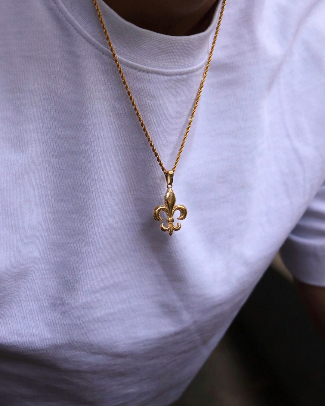 Minimal Fleur-de-Lis Chain